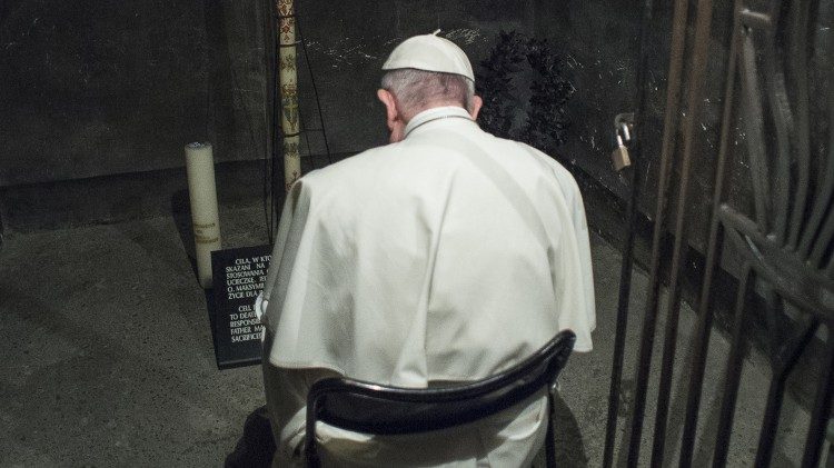 Papa Francisco em oração na sela de São Maximiliano Kolbe 