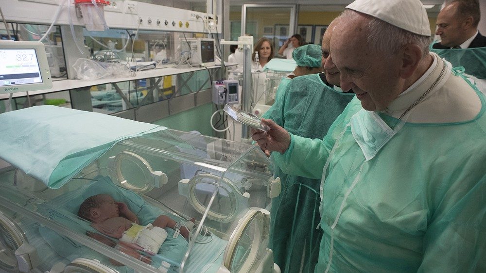 Papa Francisco visitando um hospital em Roma