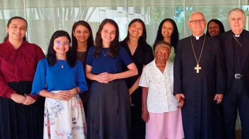 Papa Francisco: a Igreja que sonhamos é adoradora e serva de todos e dos  últimos - Diocese de Itabira - Cel. Fabriciano